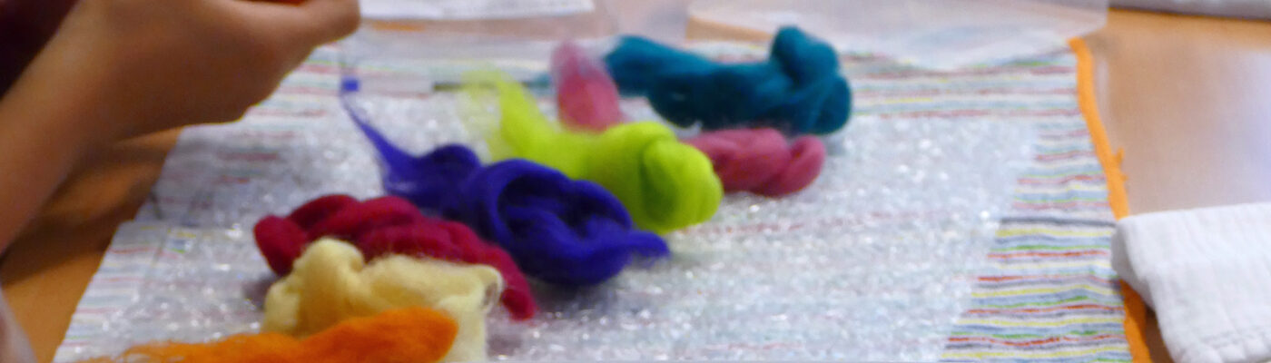 diverse kleuren wol op handdoek